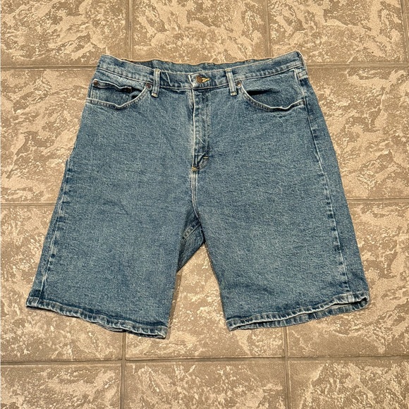 Wrangler Authentic Men's Size 36 Denim Jeans Shorts Relax Fit 10" Mint Condition - Picture 1 of 5